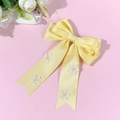 Détail d'une barrette à nœud en satin jaune avec broderies marguerites de style pastoral - Jaune (Style Long)