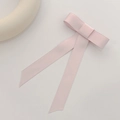 Detalle de un pasador rosa con lazo largo de cinta en tela de satén mate suave - Pinza Lazo Rosa Cerezo