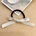 Set di due elastici per capelli minimalisti con fiocco in nastro su fondo in sughero - Grigio chiaro