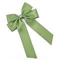 Détail d'un n\u0153ud de cheveux en satin élégant avec de longs rubans vert sauge - Vert