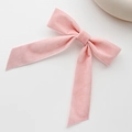 Detailansicht der rosa Samtschleife Haarspange mit eleganten langen Bändern und Textur - Hellrosa