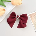Pinza para el pelo vintage rojo vino con lazo y corazón de diamantes sobre fondo gris - Burdeos