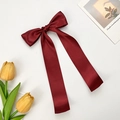 Barrette à cheveux élégante en satin bordeaux avec longs rubans sur fond blanc avec tulipes - Bordeaux