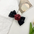 Detalle de un lazo para el pelo en satén negro elegante con una rosa roja oscura - Rosa Roja