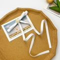 Détail d'une pince à cheveux en ruban satin blanc avec rose de soie jaune sur plateau - Nœud Blanc Avec Rose Beige