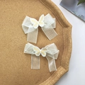 Dettaglio di fermagli per capelli in pizzo organza bianco con farfalle ricamate - Farfalla Bianca (Paio)
