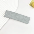 Detail eines grauen gerippten elastischen Sport-Stirnbands mit vertikaler Textur - Hellgrau