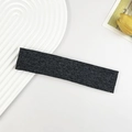 Detail eines dunkelgrauen Strick-Stirnbands mit vertikaler Rippenstruktur und elastischem Band - Dunkelgrau