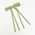 Détail de la pince à cheveux nœud en satin vert clair avec de longs rubans soyeux - Vert