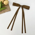 Détail d'un nœud papillon en satin marron avec de longs rubans sur fond blanc - Marron