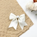 Barrette à cheveux élégante en satin blanc avec perle sur fond de papier kraft vintage - Beige