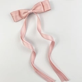 Detailansicht der rosa Schleife Haarspange mit langen gewellten Bändern für Mädchen - Rosa