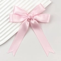 Gros plan sur la barrette à nœud en satin rose avec de longs rubans élégants - Rose