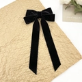 Elegante zwarte fluwelen strik haarclip met lange linten op minimalistisch kraftpapier - Zwart