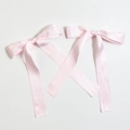 Dettaglio di fiocchi per capelli in raso rosa con lunghi nastri fluidi per ragazze - Rosa
