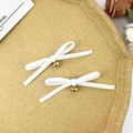 Paio di graziose mollette a fiocco bianco con campanelli dorati in stile coreano chic - Bianco