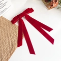 Detalle macro del pasador de pelo con lazo de terciopelo rojo y textura de tela - Rojo