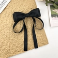 Elegante zwarte satijnen strik haarspeld met lange linten op een decoratieve basis - Zwart