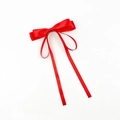 Détail d'une pince à cheveux nœud en satin rouge avec de longs rubans en soie - Rouge