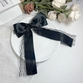Dettaglio della clip per capelli con fiocco in raso nero, pizzo raffinato e nastri lunghi - Nero