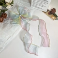 Detail van macaron-verloop organza haarstrik met gouddraad randen en lange linten - Iriserend Gradiënt Organza Stijl / Kleurrijk