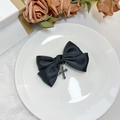 Fiocco in raso nero gotico con ciondolo a croce argento vintage su piatto di ceramica - Nero Croce