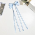 Détail du nœud à cheveux en satin bleu clair avec strass étoile et longs rubans - Bleu
