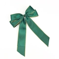 Detail van een donkergroene satijnen strik haarklem met elegante gouden stiksels - Groen