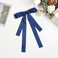Detail einer eleganten dunkelblauen Satin-Doppelschleife mit langen Bändern für die Haare - Marineblau