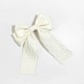 Detailansicht der cremefarbenen Schleifen-Haarspange mit Satin und floraler Spitze - Beige