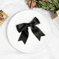 Détail d'un nœud en satin de soie noir avec d'élégantes bordures brodées dorées - Noir