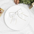 Barrette à nœud en satin blanc élégante avec bordure dorée sur plateau décoratif - Blanc