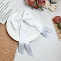 Barrette élégante en satin blanc avec long ruban sur un plateau décoratif vintage - Blanc