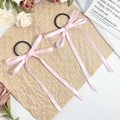 Elastici per capelli con fiocchi rosa e nastri lunghi su carta con rose bianche - Rosa