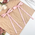 Lot de deux nœuds en satin rose poudré avec de longs rubans au style français romantique - Rose