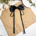 Detailansicht der eleganten schwarzen Satin-Haarklammer mit doppelter Schleife und Band - Schwarz