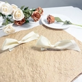 Primer plano de horquillas de lazo 3D color crema con clip de pico de pato metálico en papel - Beige