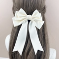 Eleganter cremefarbener Satin-Haarclip mit Schleife und langen Bändern am Dutt - Beige