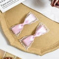 Juego de dos pinzas para el cabello de satén rosa con encaje blanco en bandeja - Rosa