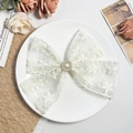 Dettaglio fermaglio per capelli in pizzo con perla centrale e decorazioni in strass - Fiore Beige
