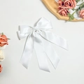 Detailaufnahme einer eleganten weißen Satin-Haarschleife mit langen Bändern auf weißem Grund - Weiß