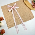 Detail der rosa Satin- und Organzaschleife mit langen Bändern auf Vintage-Hintergrund - Rosa