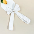 Fermaglio per capelli con fiocco in raso bianco, bordi dorati e perla su base a cuore - Bianco