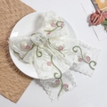 Détail d'une pince à cheveux élégante avec broderie de rose et dentelle style vintage - Style Floral Rose et Vert