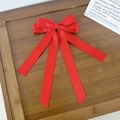 Λεπτομέρεια από κόκκινο μεταξωτό φιόγκο κλιπ μαλλιών με μακριές κορδέλες - Κόκκινο