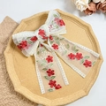 Détail de la broderie de rose sur le nœud papillon en maille blanche à double couche - Style Fleur Rouge Grand Nœud