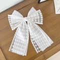 Eleganter Haarclip mit weißer Spitzenschleife, Gänseblümchen-Stickerei und Quasten - Weiß