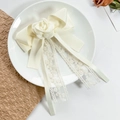 Detalle de elegante lazo para el pelo crema con flor de camelia y encaje - Beige