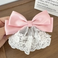 Dettaglio del fiocco in nastro di raso rosa con ricamo in pizzo floreale bianco su legno - Stile Pizzo Base / Tipo A Rosa