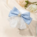 Dettaglio di fermaglio per capelli con fiocco blu in raso, pizzo bianco e perla ovale - Stile con Perle e Catenina / Stile B Blu